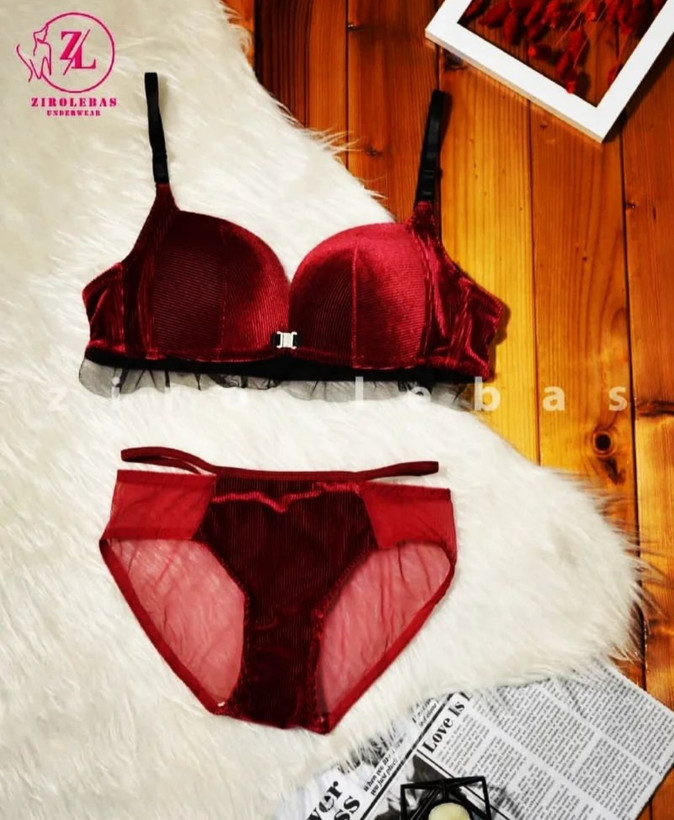 ست شورت و سوتین جلو بازشو