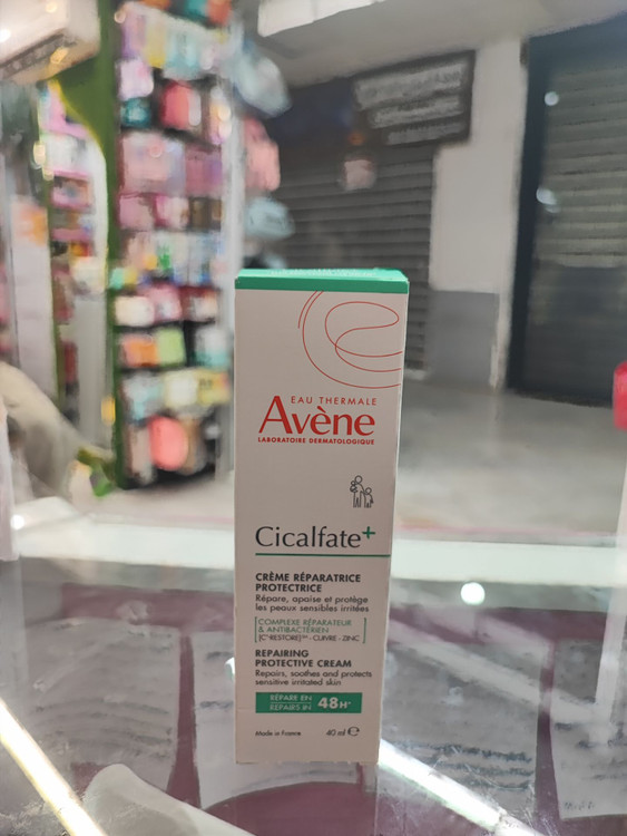 کرم ترمیمکننده محافظ Avène Cicalfate+ با بافت ملایم و فرمول تخصصی، مناسب کمک به بازسازی، تسکین و محافظت از پوستهای حساس و تحریکشده.