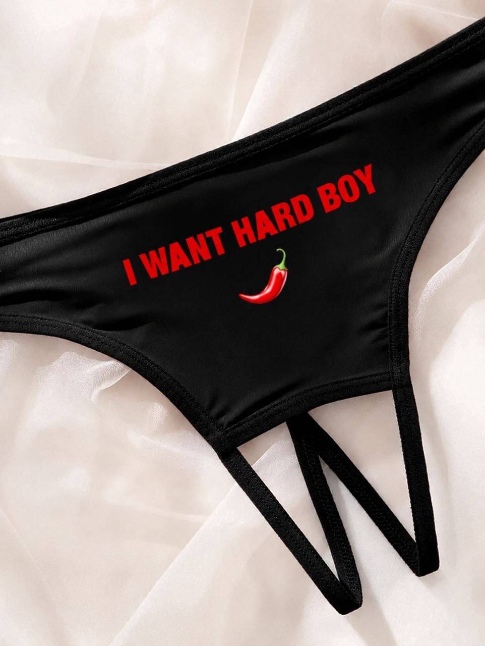 شورت فانتزی فاق باز زنانه مشکی برند شین کد 708 با نوشته قرمز I WANT HARD BOY و طرح فلفل تند