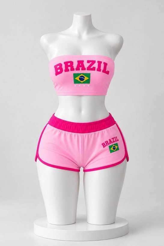 کیت فانتزی فوتبالی صورتی برزیل شین کد 634 روی مانکن سفید مات شامل کراپ تیوب BRAZIL و شورتک کوتاه با پرچم برزیل