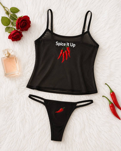 ست لباس خواب تاپ و شورت مشکی فانتزی برند سوفیا کد 1604 با نوشته Spice It Up و طرح فلفل قرمز تند کنار فلفل طبیعی گل رز و عطر روی شگی سفید