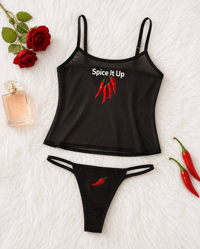 ست لباس خواب تاپ و شورت مشکی فانتزی برند سوفیا کد 1604 با نوشته Spice It Up و طرح فلفل قرمز تند کنار فلفل طبیعی گل رز و عطر روی شگی سفید