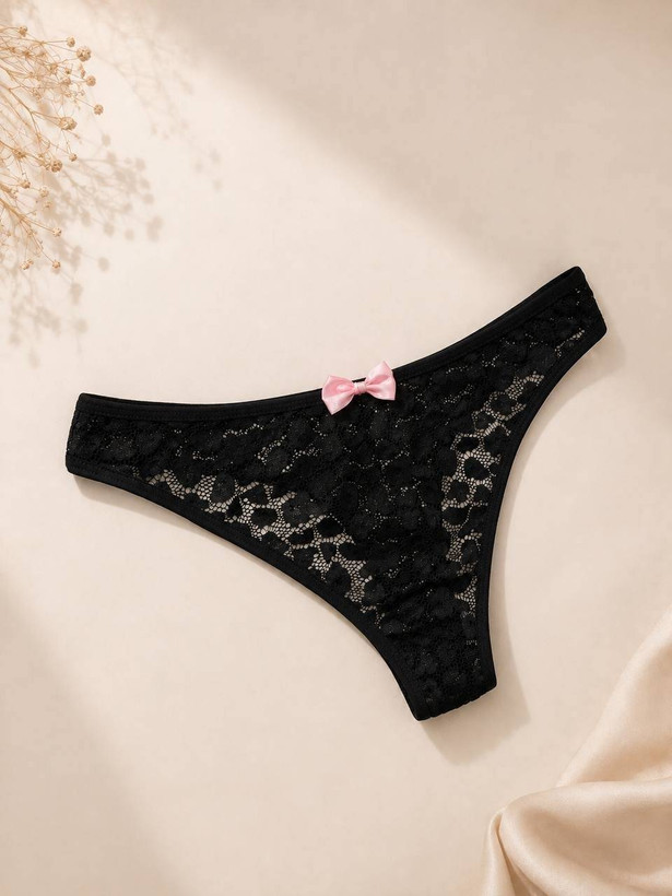 شورت استرینگ فانتزی زنانه توری گلدار مشکی روی زمینه کرم