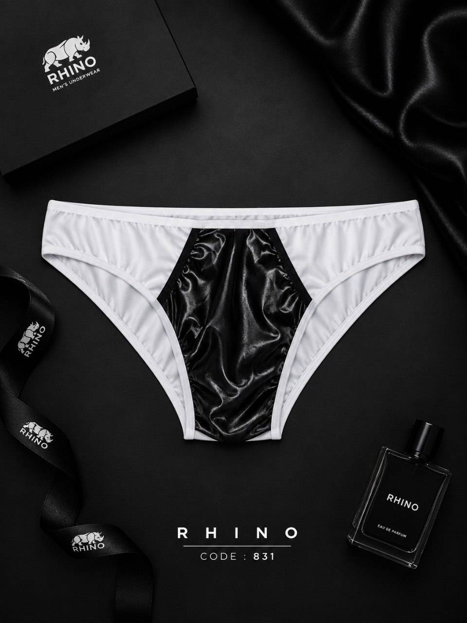 شورت مردانه فانتزی برند Rhino ترکیبی از فلامنت و چرم فری‌سایز کد 831 نمایش داده شده با بسته‌بندی و عطر