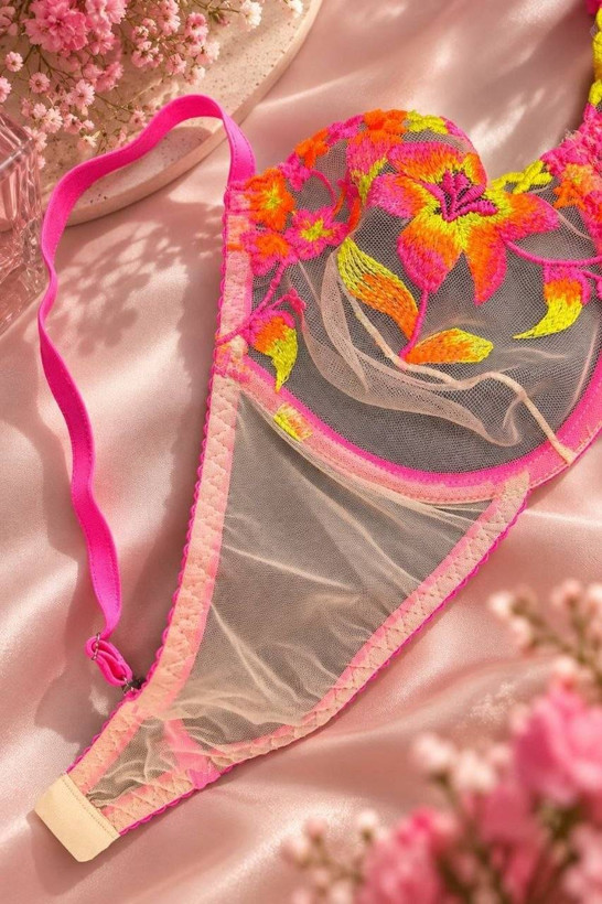 نمای یکطرفه از کاپ سوتین و رکاب توری بدننما با حاشیه سرخابی روی پارچه ساتن صورتی
