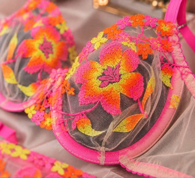 نمای نزدیک از کاپ سوتین توری با گلدوزی برجسته سرخابی نارنجی و زرد طرح Floral Glow کالکشن LURA