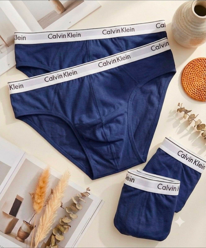 شورتهای اسلیپ مردانه سرمهای رنگ با کش سفید Calvin Klein در چیدمان