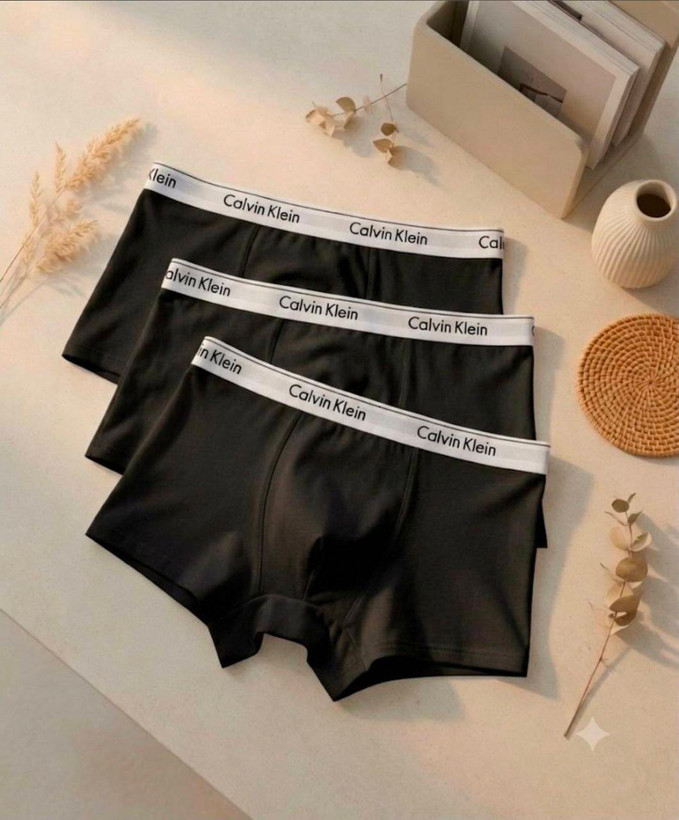 شورت مردانه مشکی کلاسیک برند مرلین با پارچه نرم و کش استاندارد در پسزمینه روشن